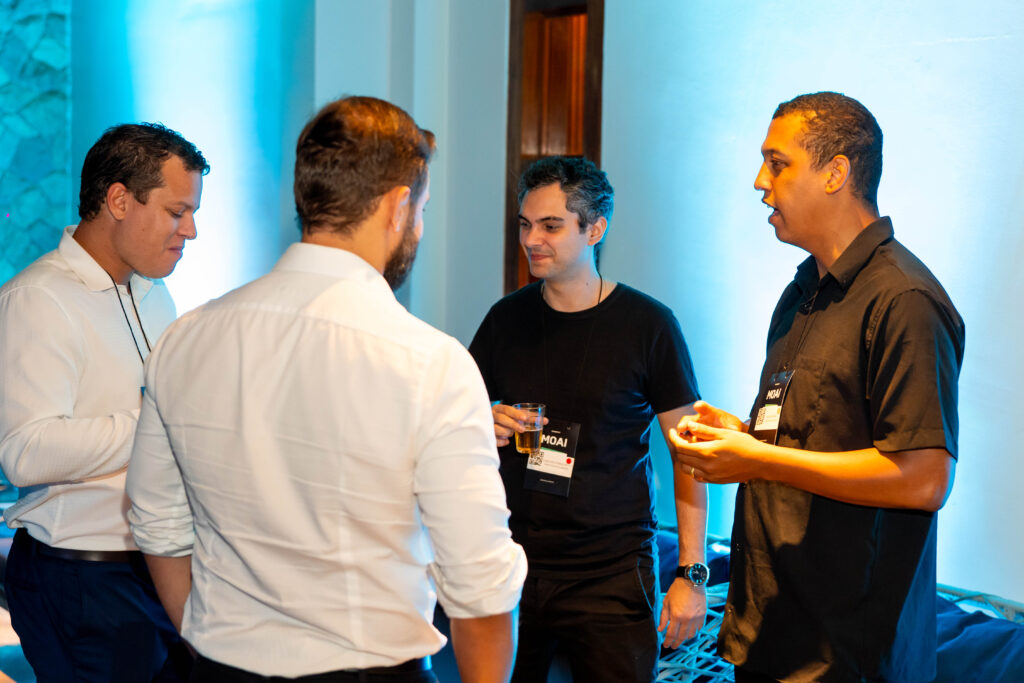 grupo de empresários conversando - networking em brasília